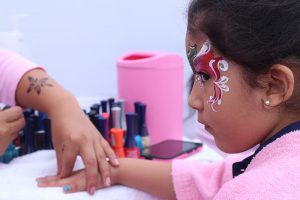 Carita pintada y manicure para niñas